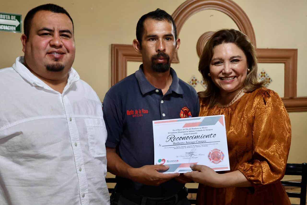 Reconoce alcaldesa de Sabinas a bomberos