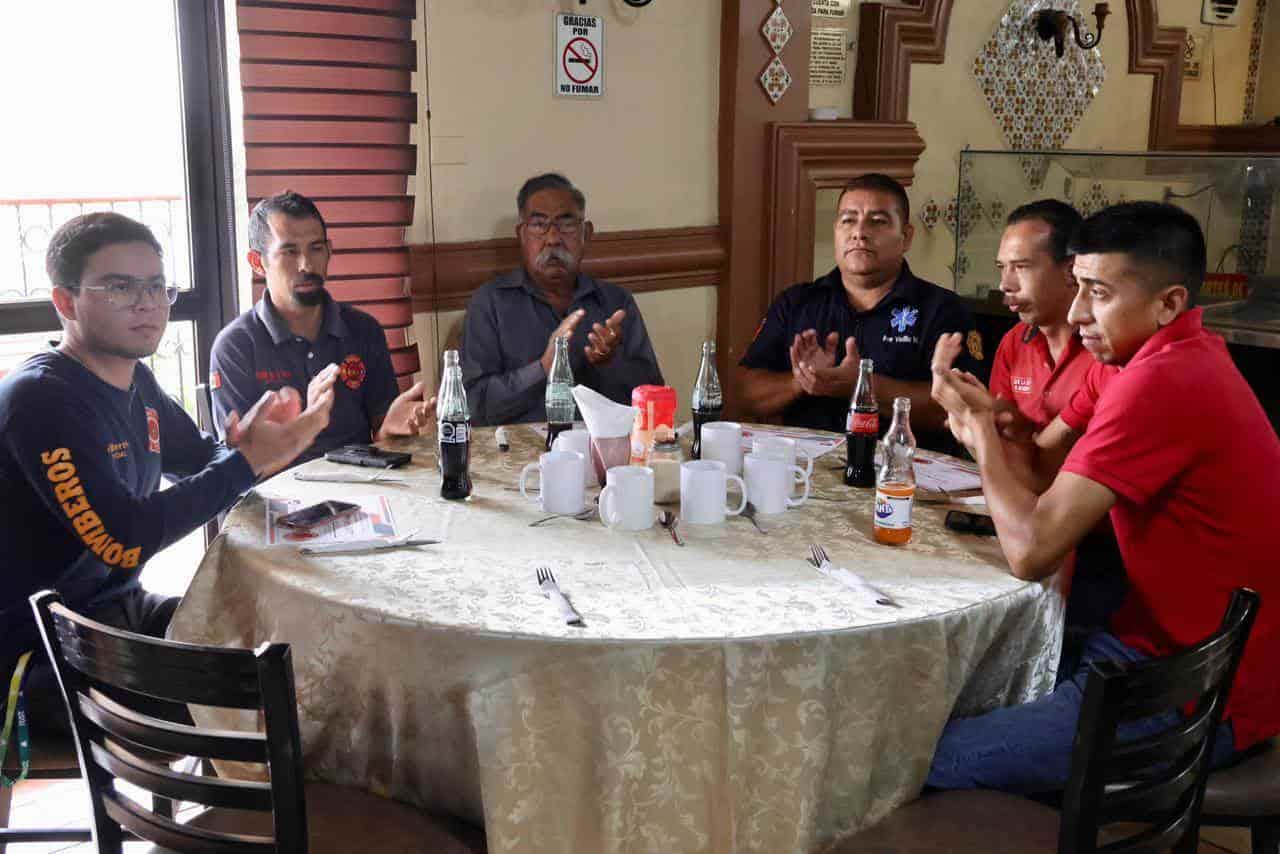 Reconoce alcaldesa de Sabinas a bomberos