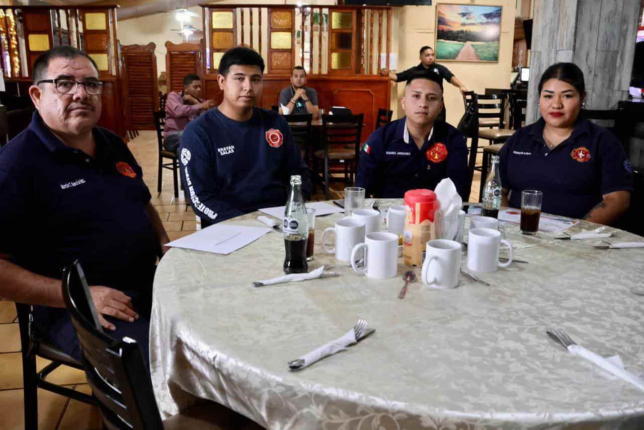 Reconoce alcaldesa de Sabinas a bomberos