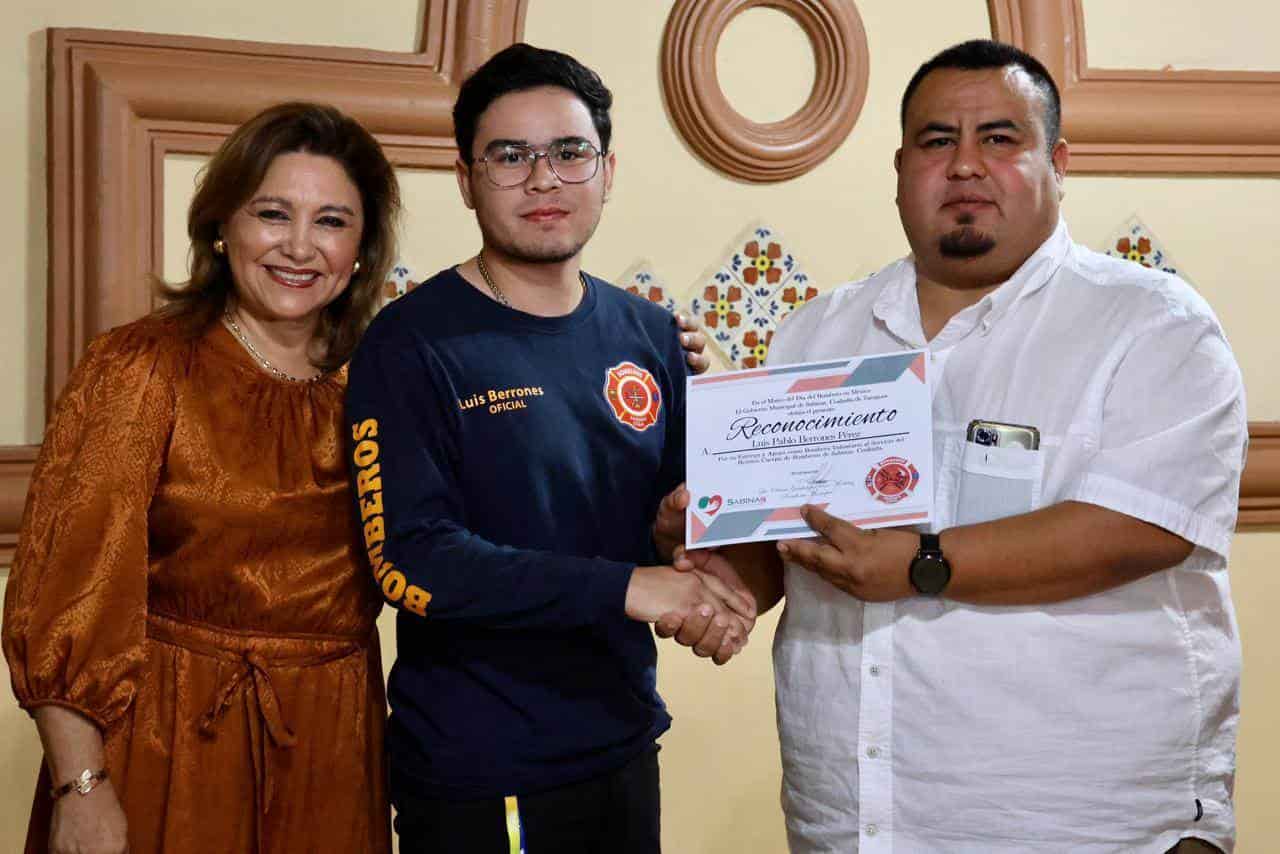 Reconoce alcaldesa de Sabinas a bomberos