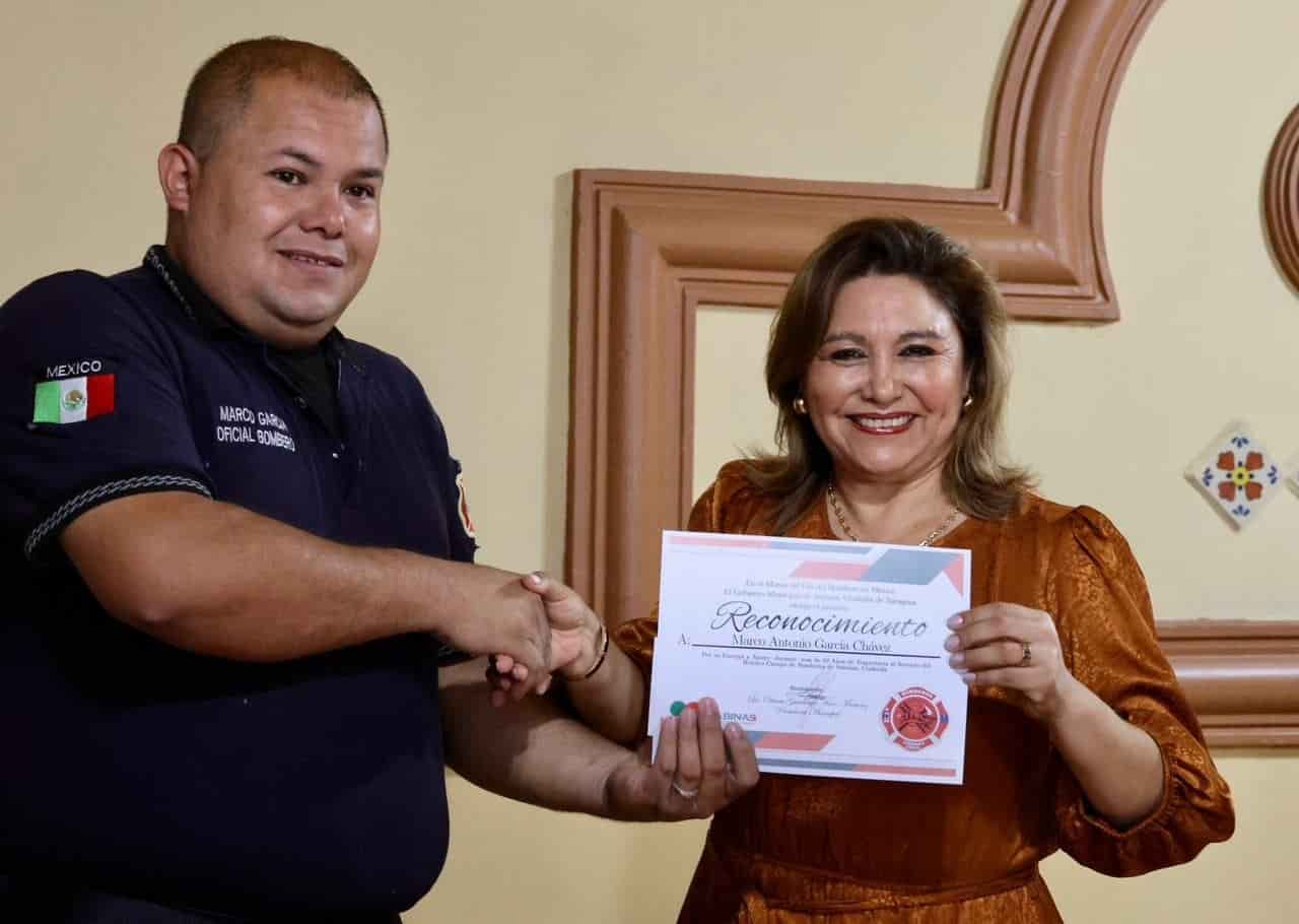 Reconoce alcaldesa de Sabinas a bomberos