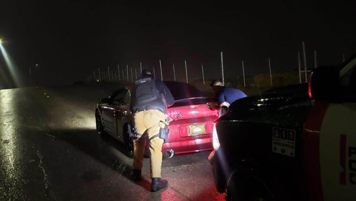 Rescatan 3 vehículos que quedaron varados 