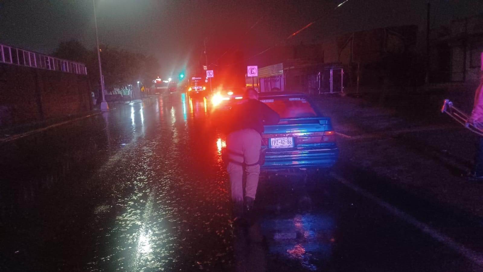 Rescatan 3 vehículos que quedaron varados 