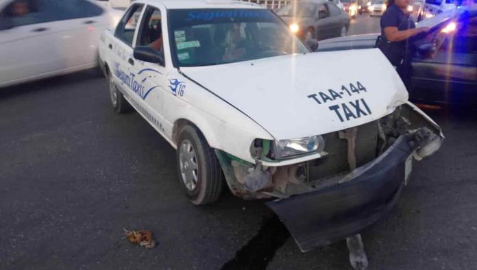 Provoca choque al no respetar semáforo