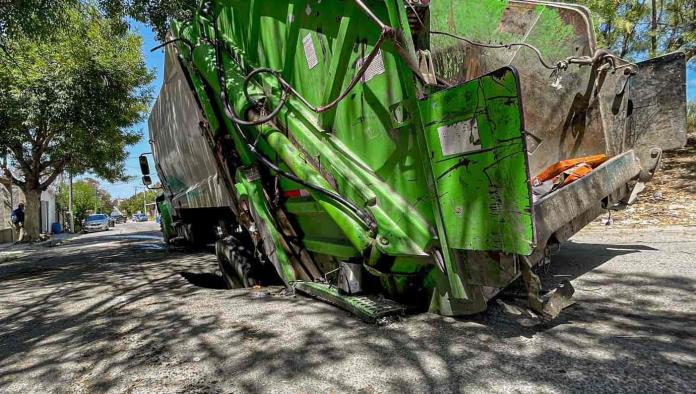 ¡Calle se traga un camión de basura!