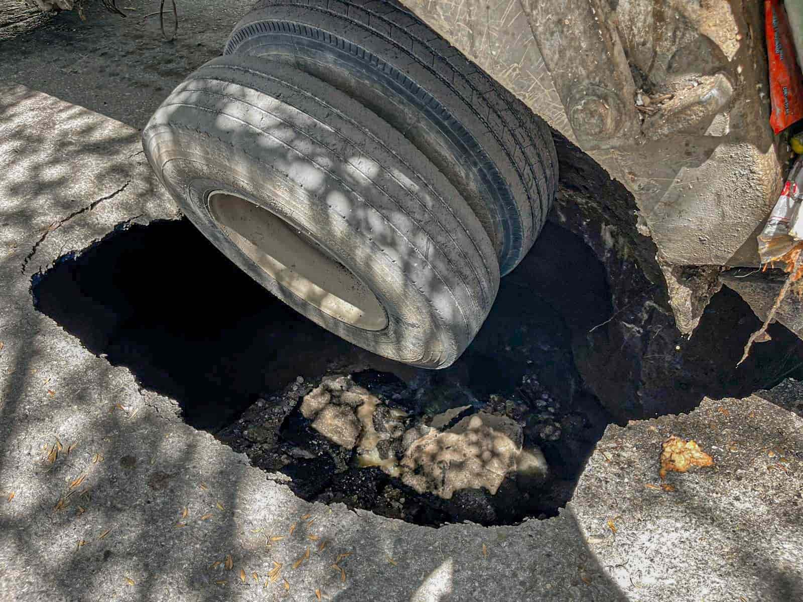 ¡Calle se traga un camión de basura!