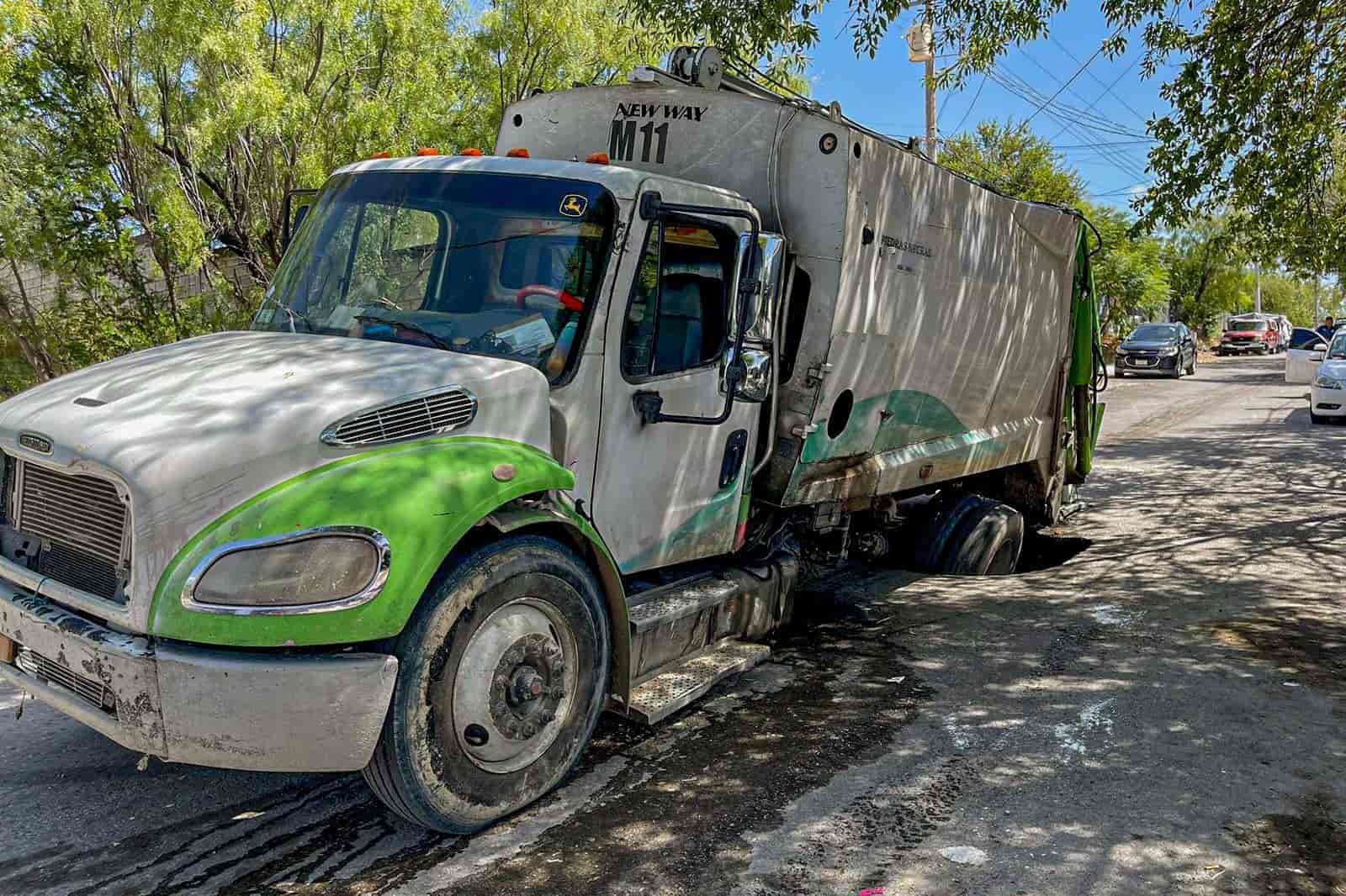 ¡Calle se traga un camión de basura!