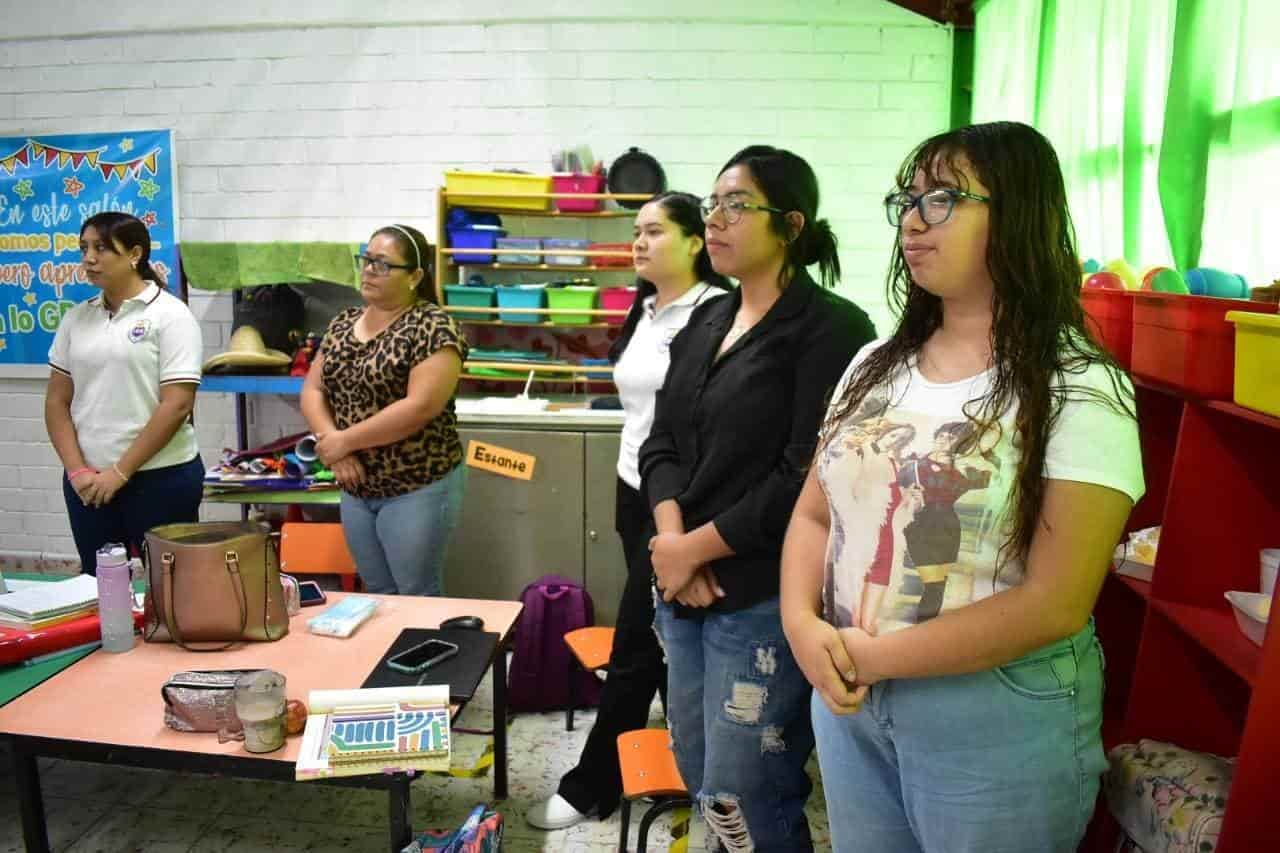 Entrega Hugo kits didácticos
