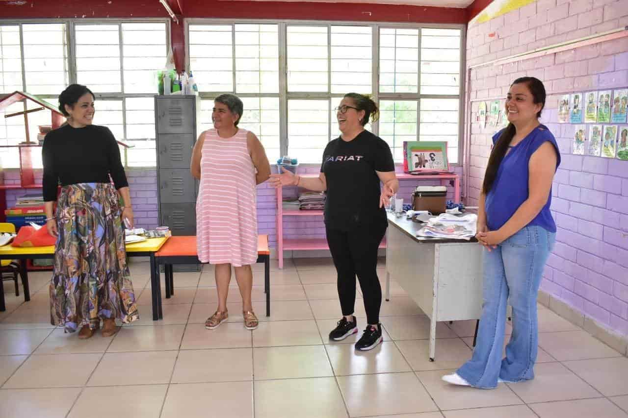 Entrega Hugo kits didácticos
