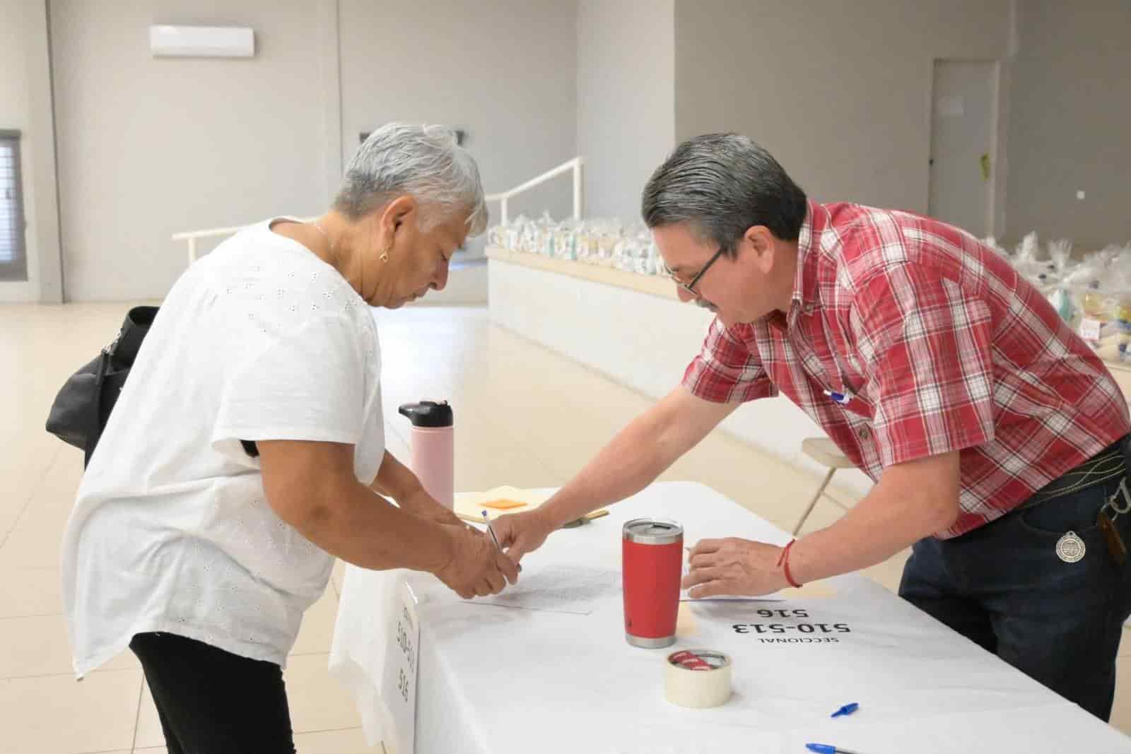 Entregan apoyo alimentario a adultos mayores de Nava