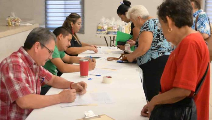 Entregan apoyo alimentario a adultos mayores de Nava