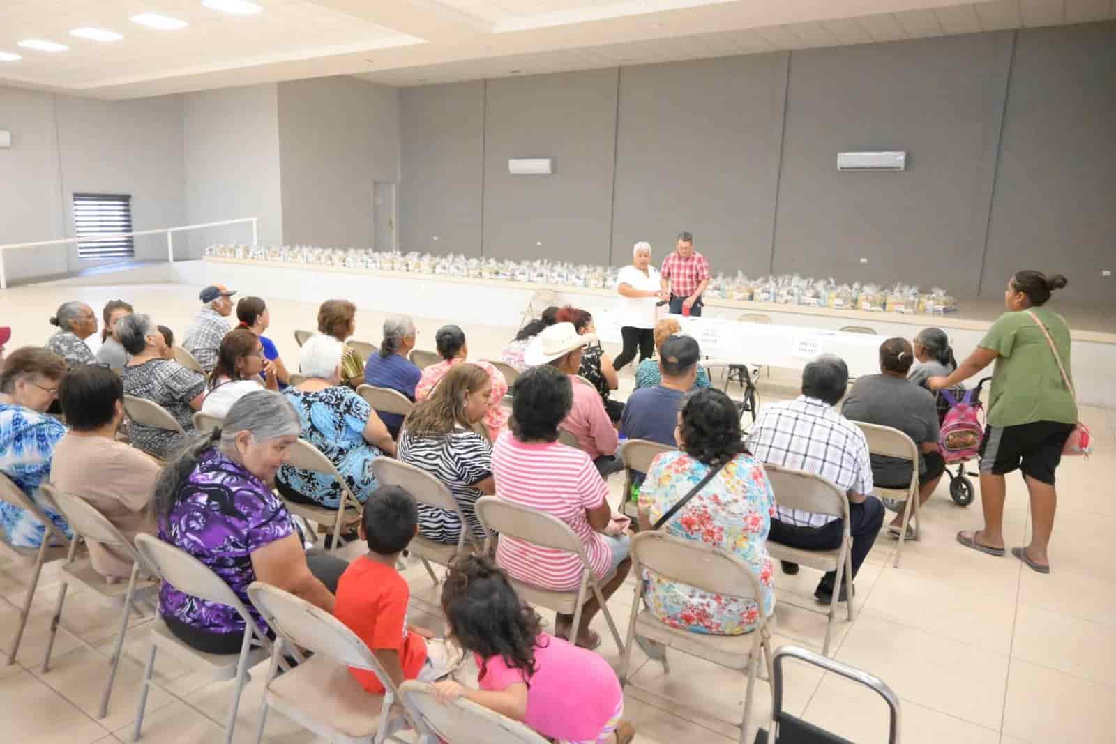 Entregan apoyo alimentario a adultos mayores de Nava
