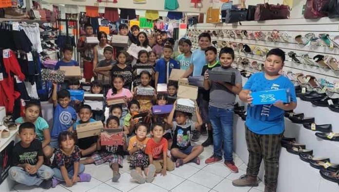Donan zapatos a niños de Cinco Manantiales