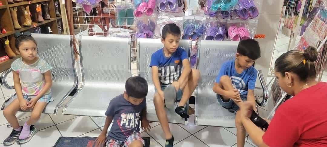 Donan zapatos a niños de Cinco Manantiales