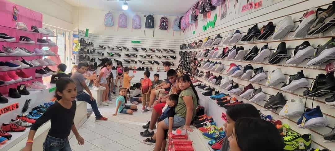 Donan zapatos a niños de Cinco Manantiales