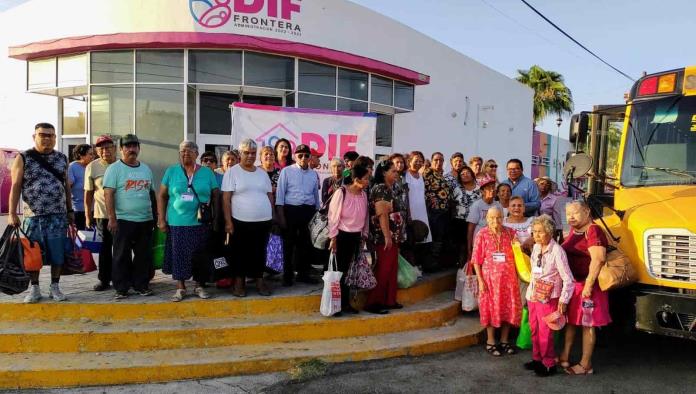 Viajan abuelitos a Pueblo Mágico