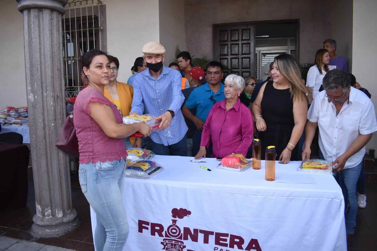 Entregan Frontera paquetes escolares