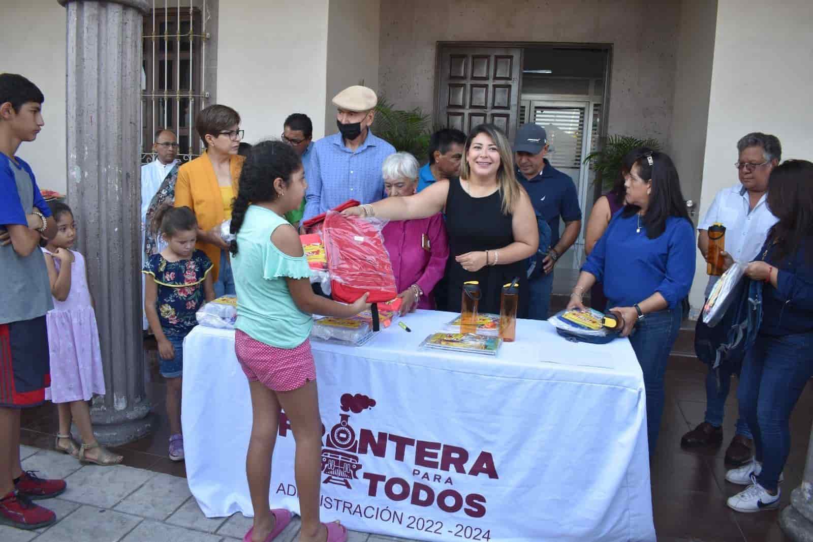 Entregan Frontera paquetes escolares