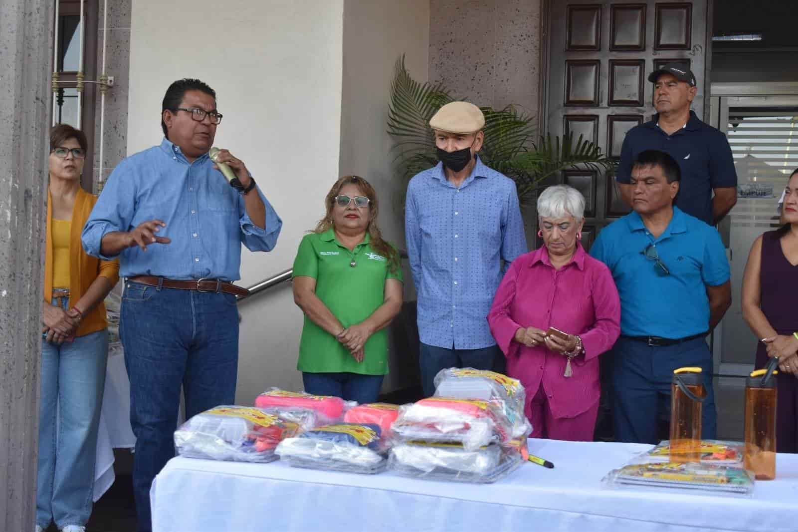Entregan Frontera paquetes escolares