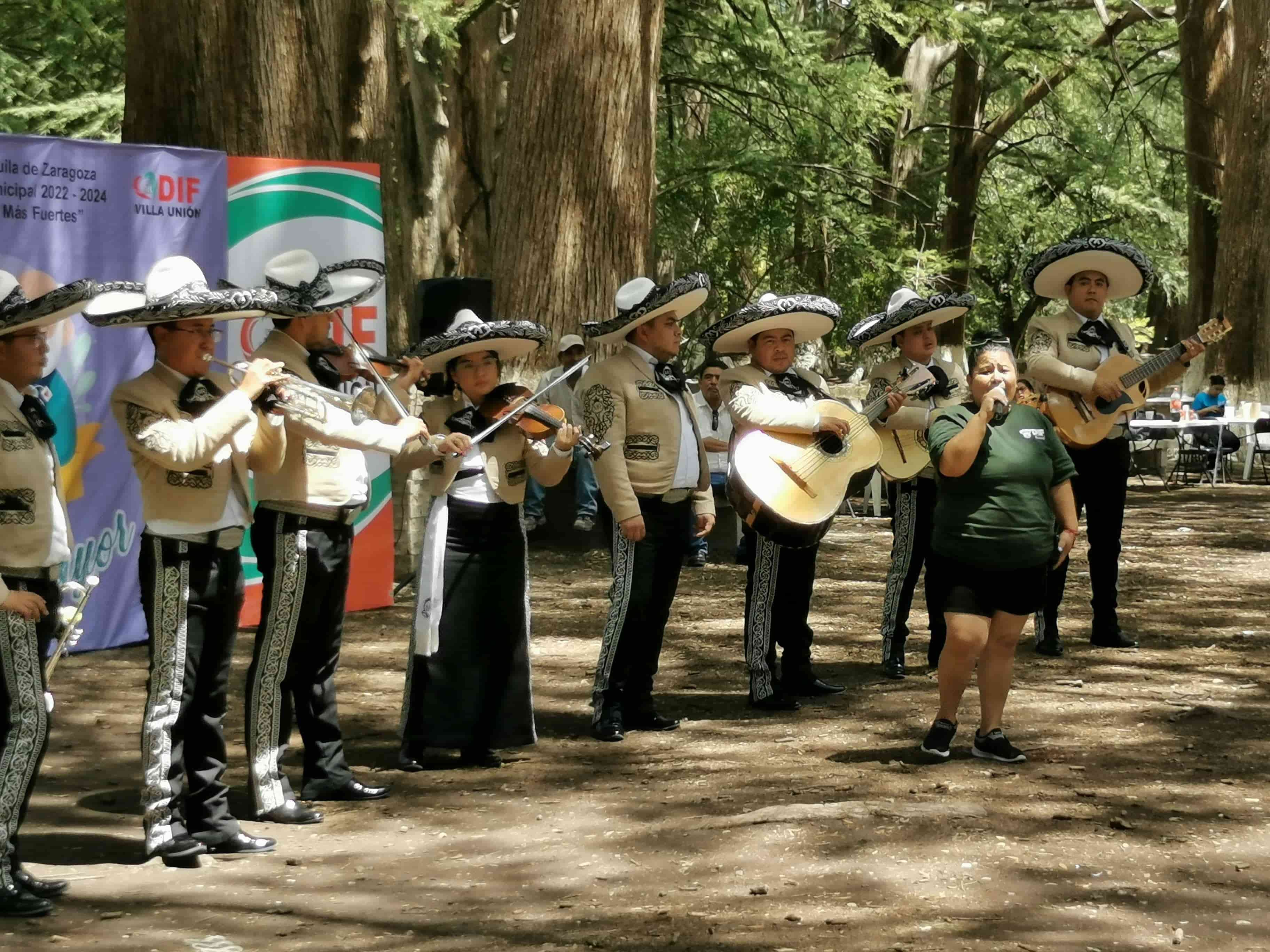 Festeja Allende a adultos mayores en el parque Palmira