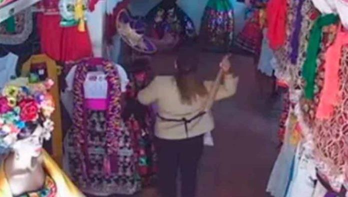 Captan a mujer golpeando a una mujer mayor con un bate en Michoacán