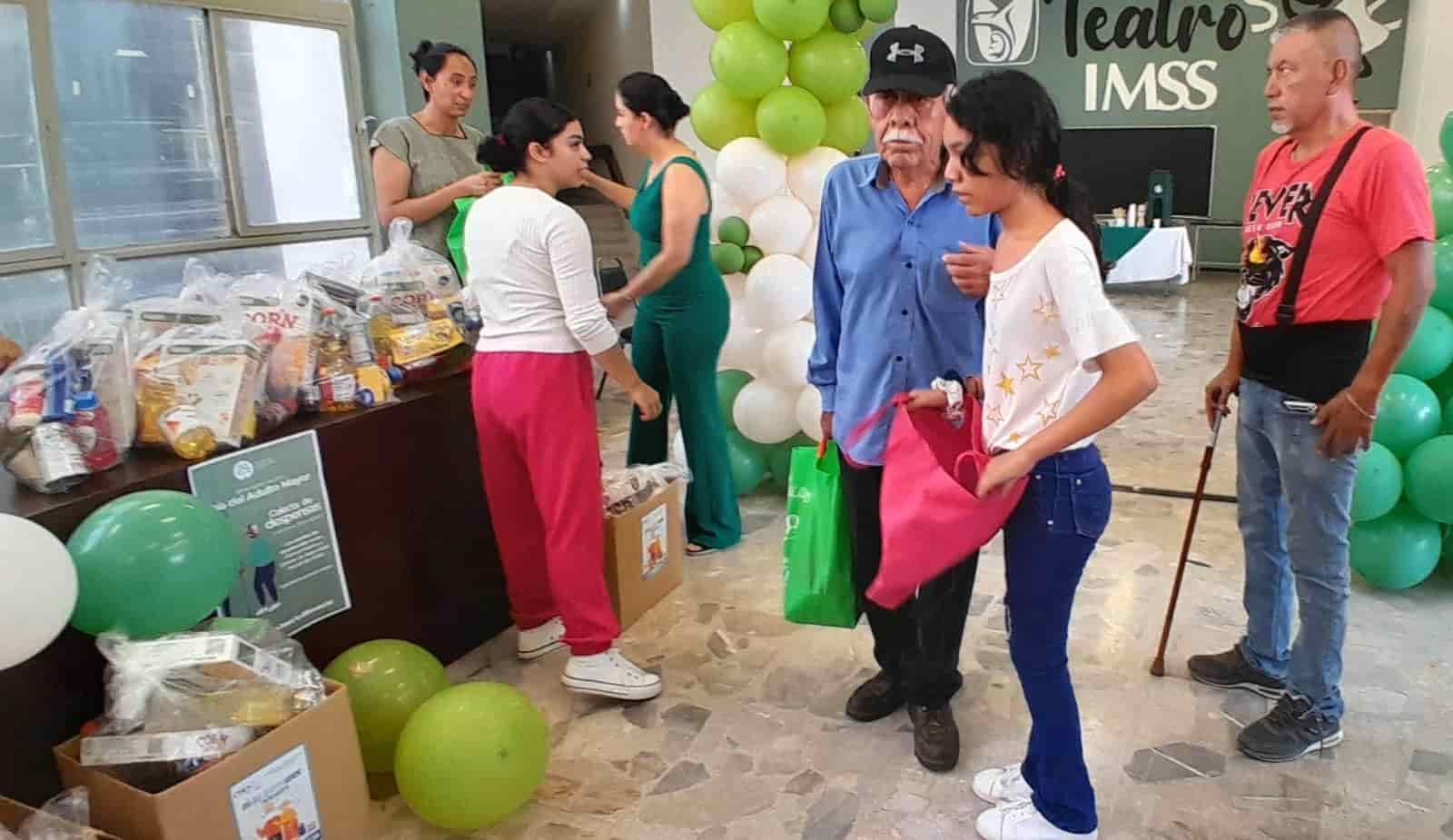 ¡Festejo y entrega de despensas!