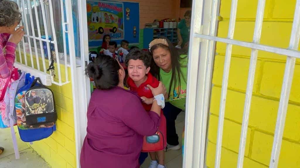 Inician clases entre gritos y llantos