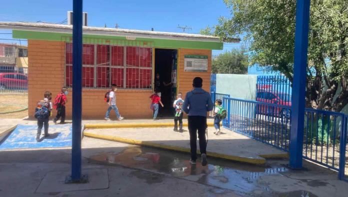 Regresan 36 mil estudiantes al aula sin libros de texto 