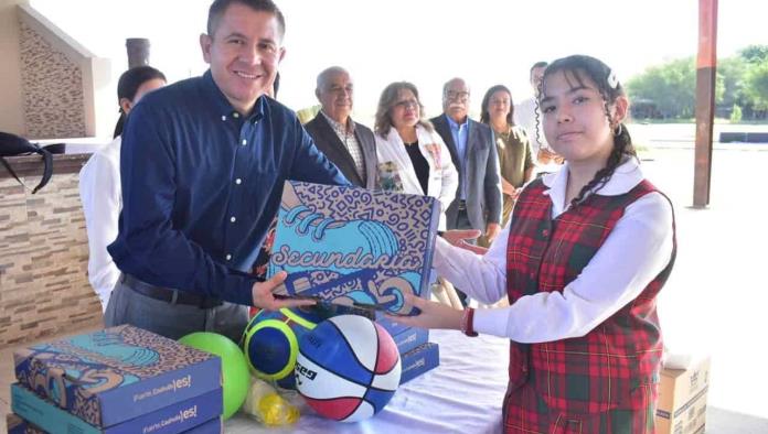 Felicita Hugo a estudiantes