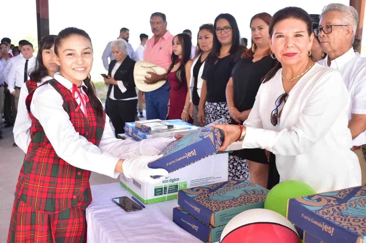 Felicita Hugo a estudiantes