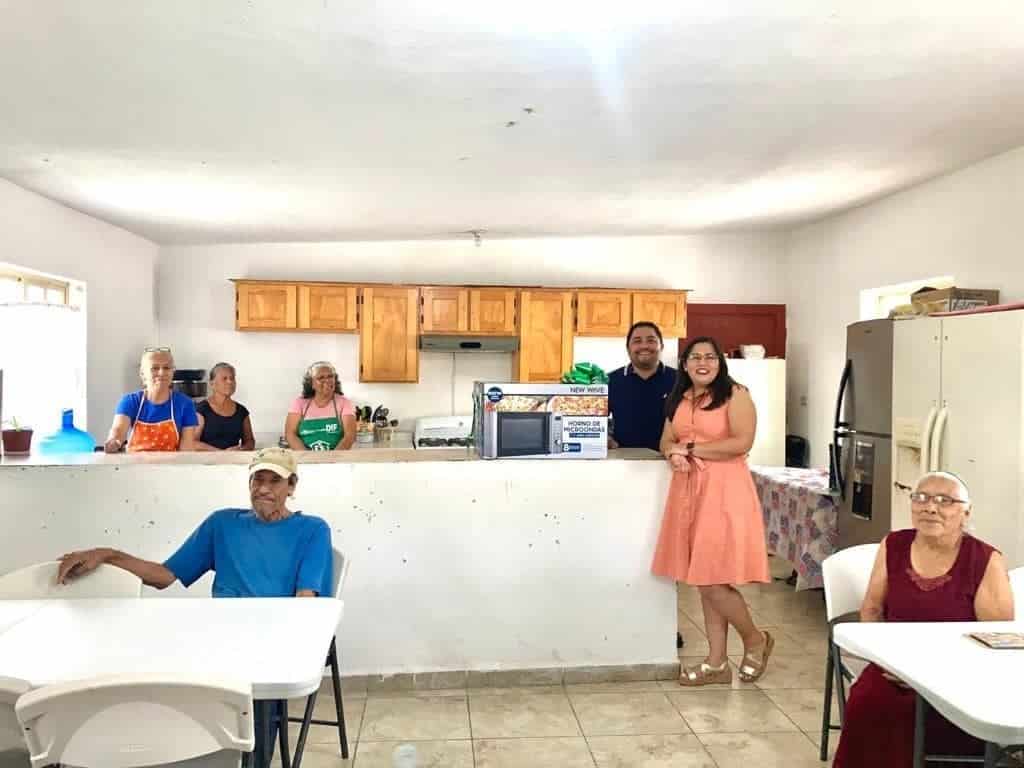 Celebran abuelos con desayunos sorpresas