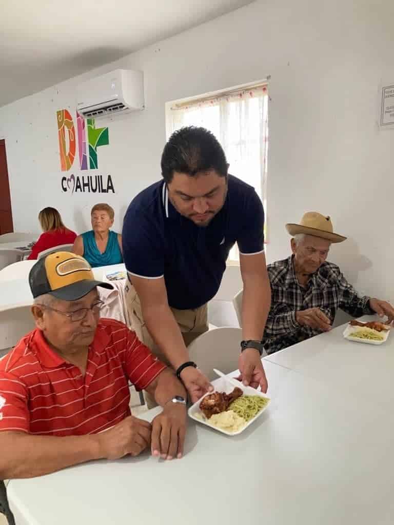 Celebran abuelos con desayunos sorpresas