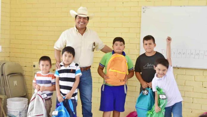 Beto lleva mochilas a ejidos