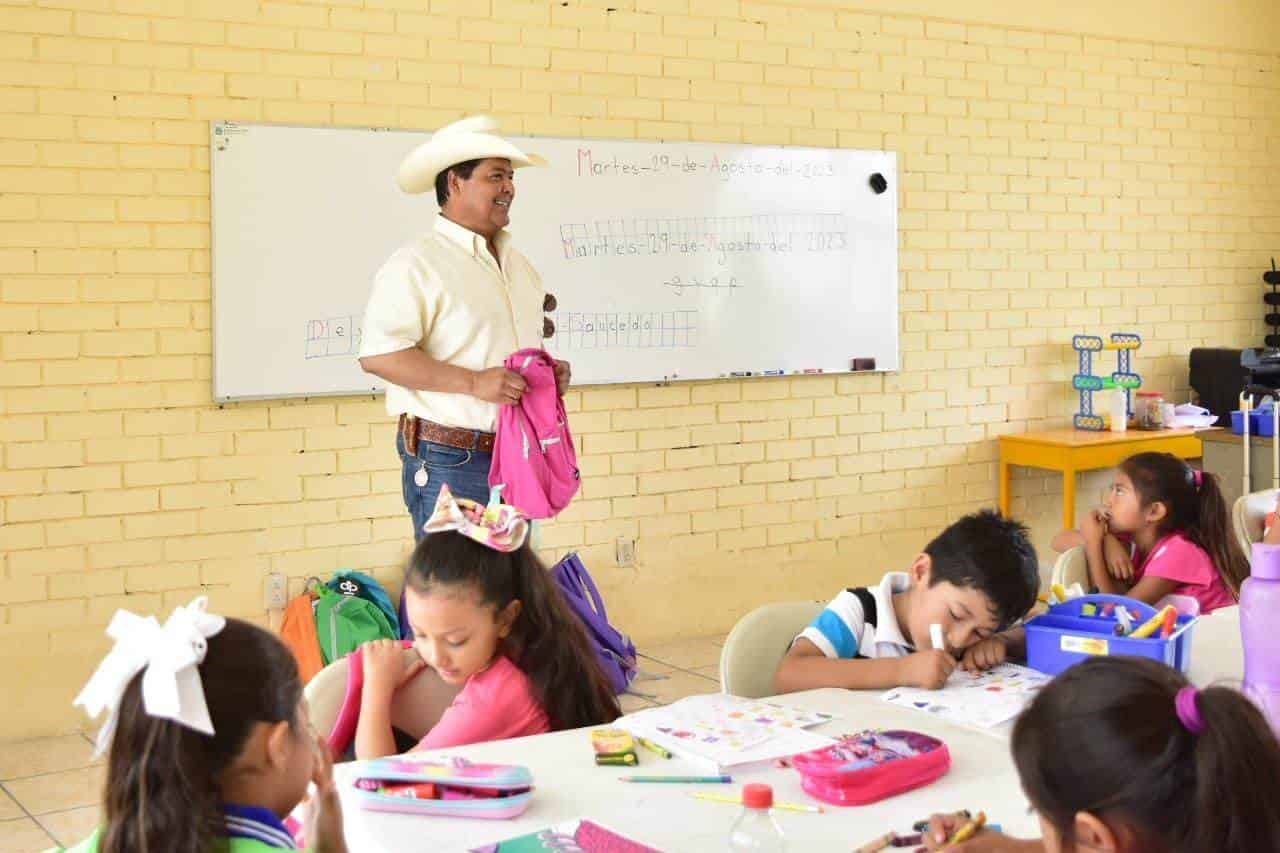 Beto lleva mochilas a ejidos