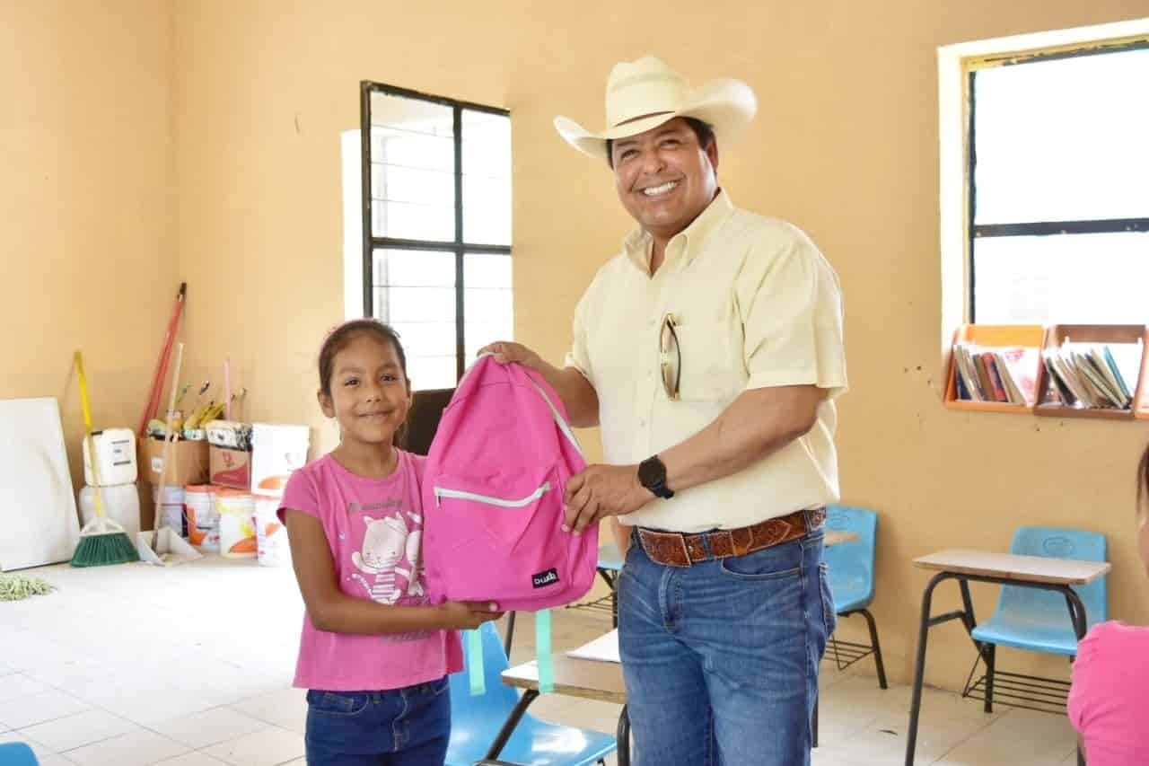 Beto lleva mochilas a ejidos