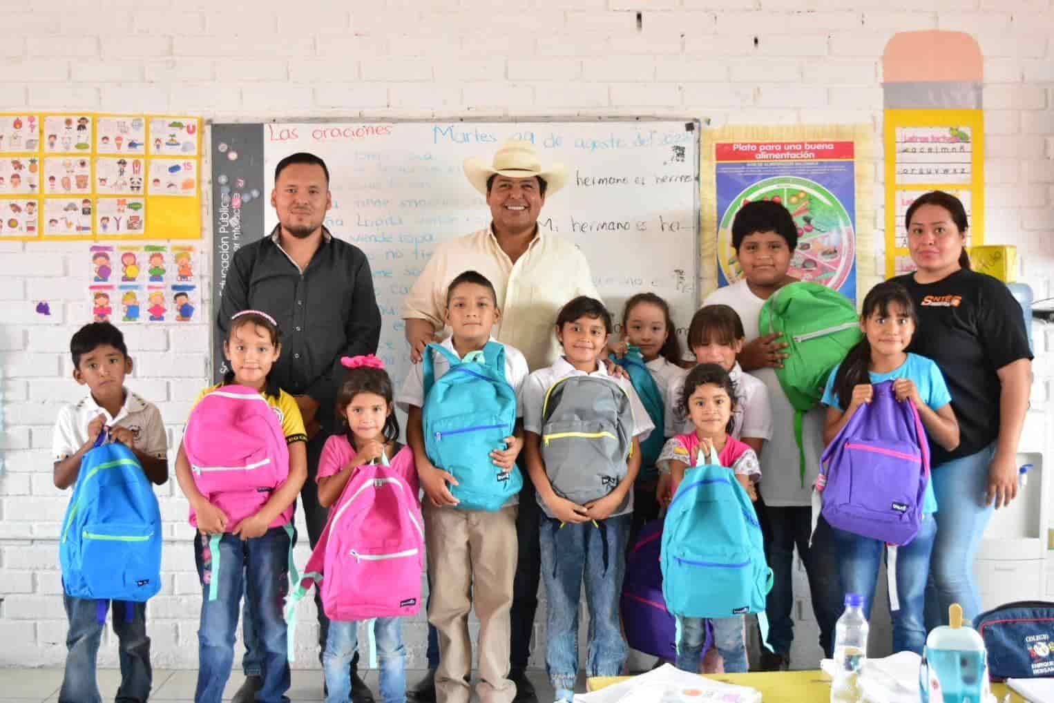 Beto lleva mochilas a ejidos
