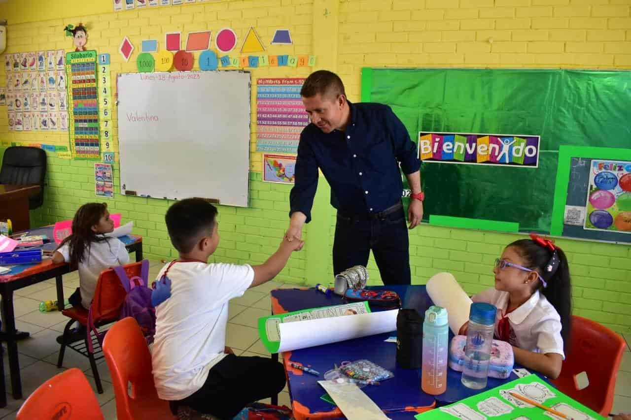 Entrega Hugo útiles escolares