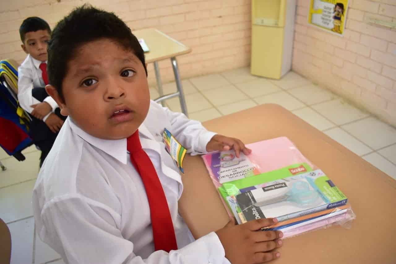Entrega Hugo útiles escolares