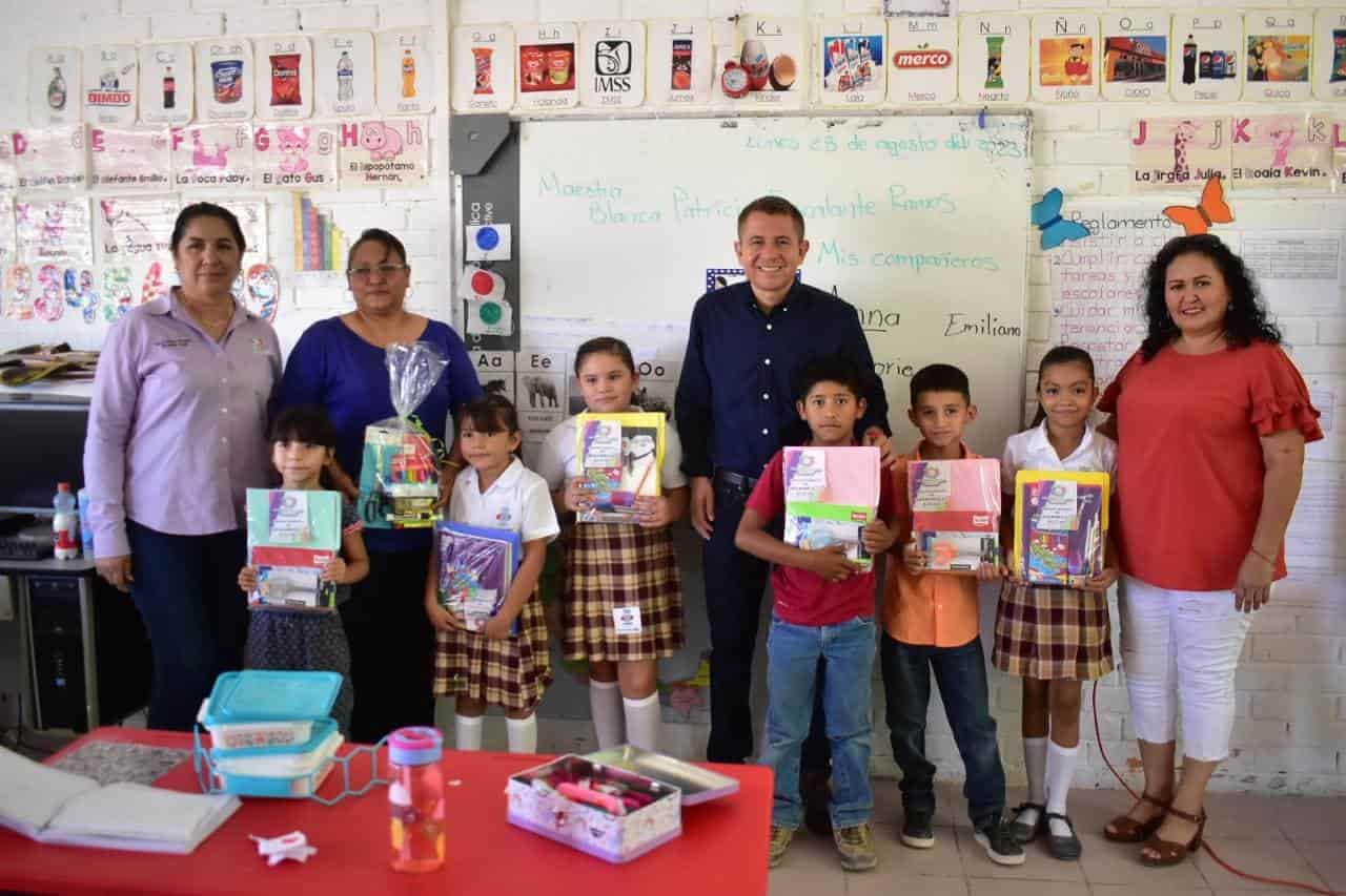 Entrega Hugo útiles escolares