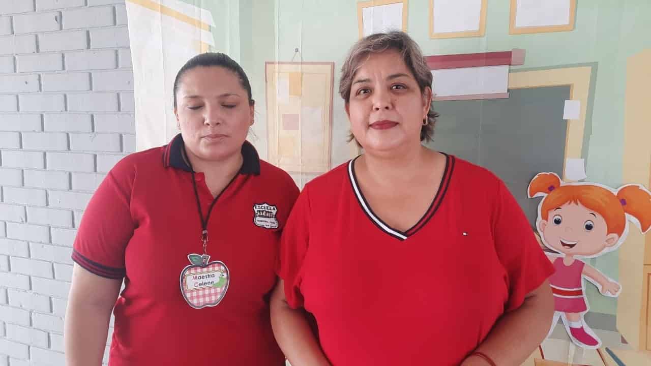 Apoyan maestros entrega de libros