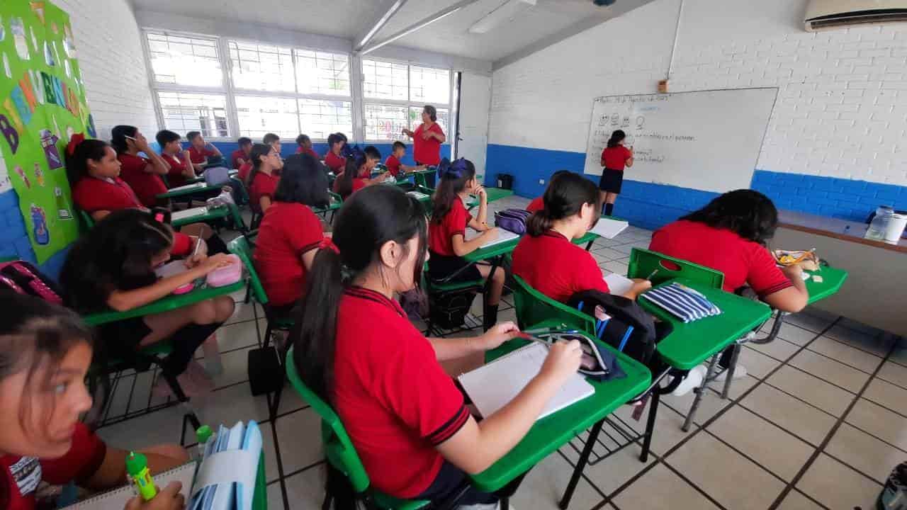 Apoyan maestros entrega de libros