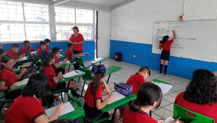 Apoyan maestros entrega de libros