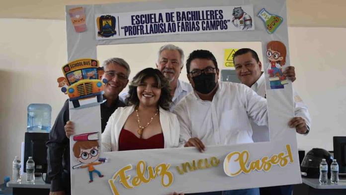 Entregan Prepa del 8 de Enero