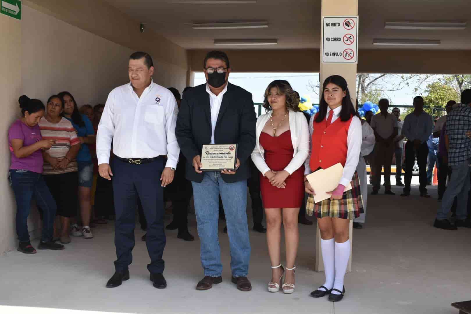 Entregan Prepa del 8 de Enero