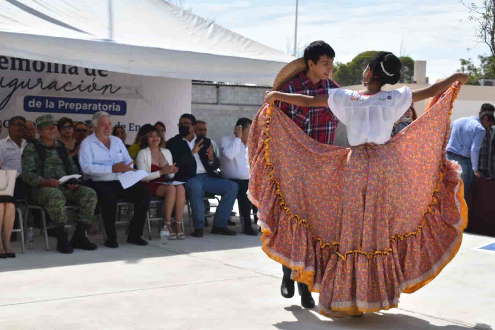 Entregan Prepa del 8 de Enero
