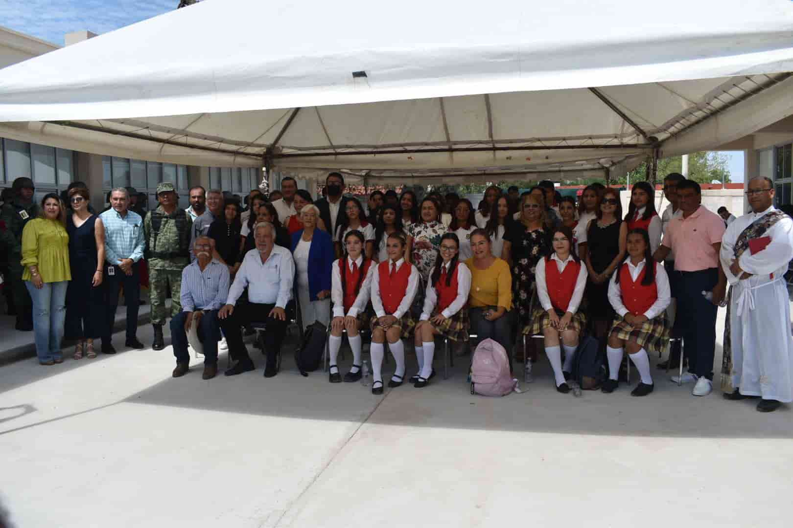 Entregan Prepa del 8 de Enero