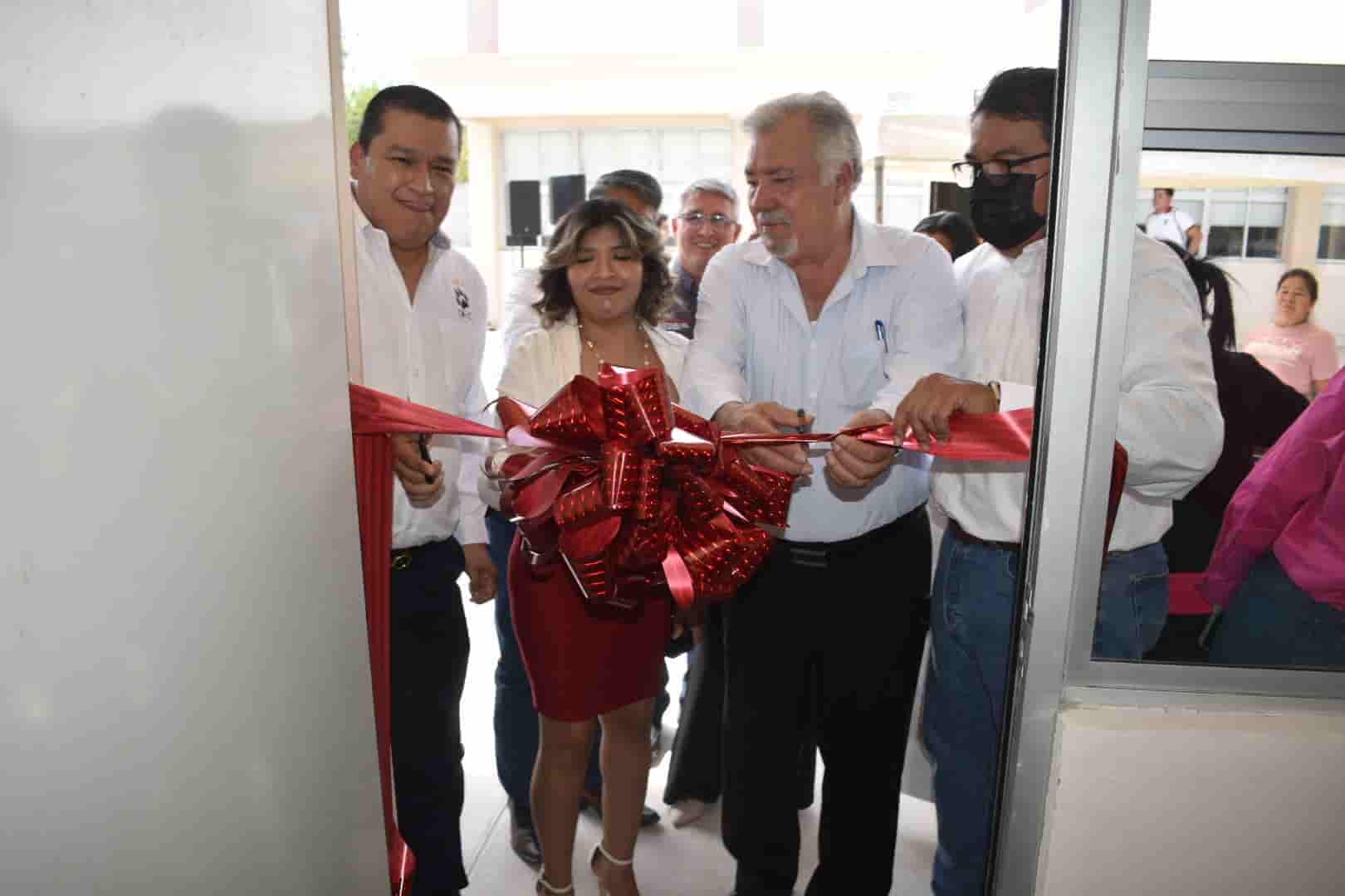 Entregan Prepa del 8 de Enero