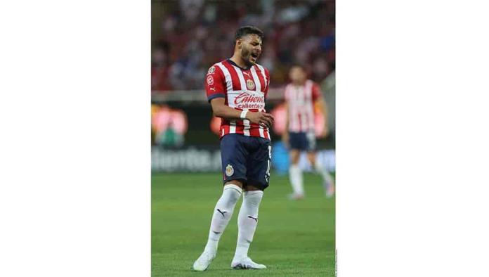 Lleva Alexis Vega 7 rojas con Chivas 