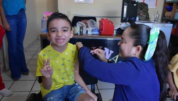 Vacunan a niños contra el Covid