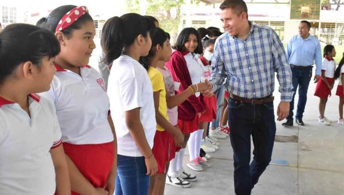 También entrega apoyos escolares